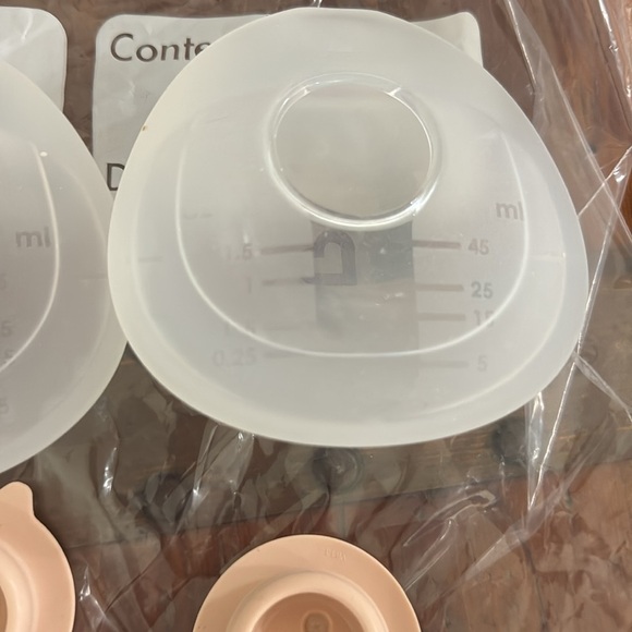 Munchkin Silicone Breast Milk Collector Cup with Storage Plug - 2pk - Picture 4 of 6